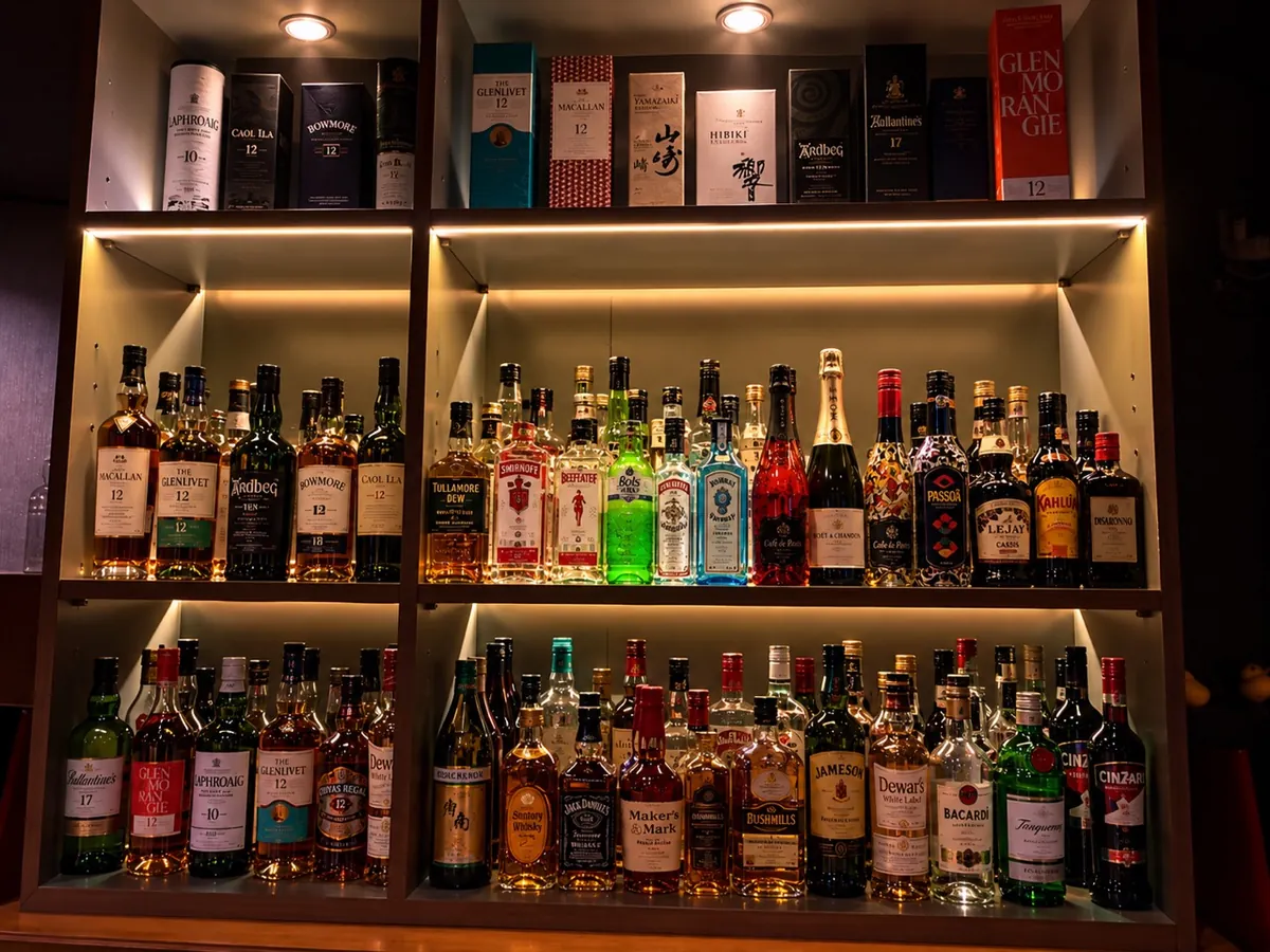やわらかな照明に照らされたbar KURAXのボトル棚