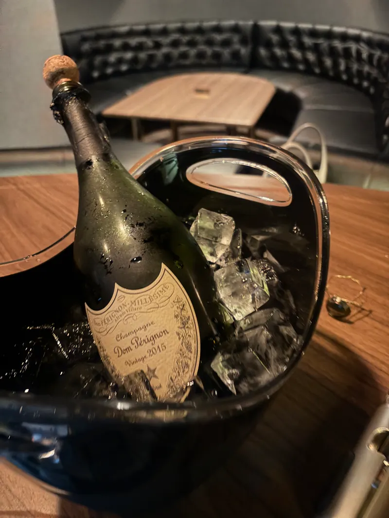 bar KURAXのカウンターに置かれた氷入りのクーラーとボトル