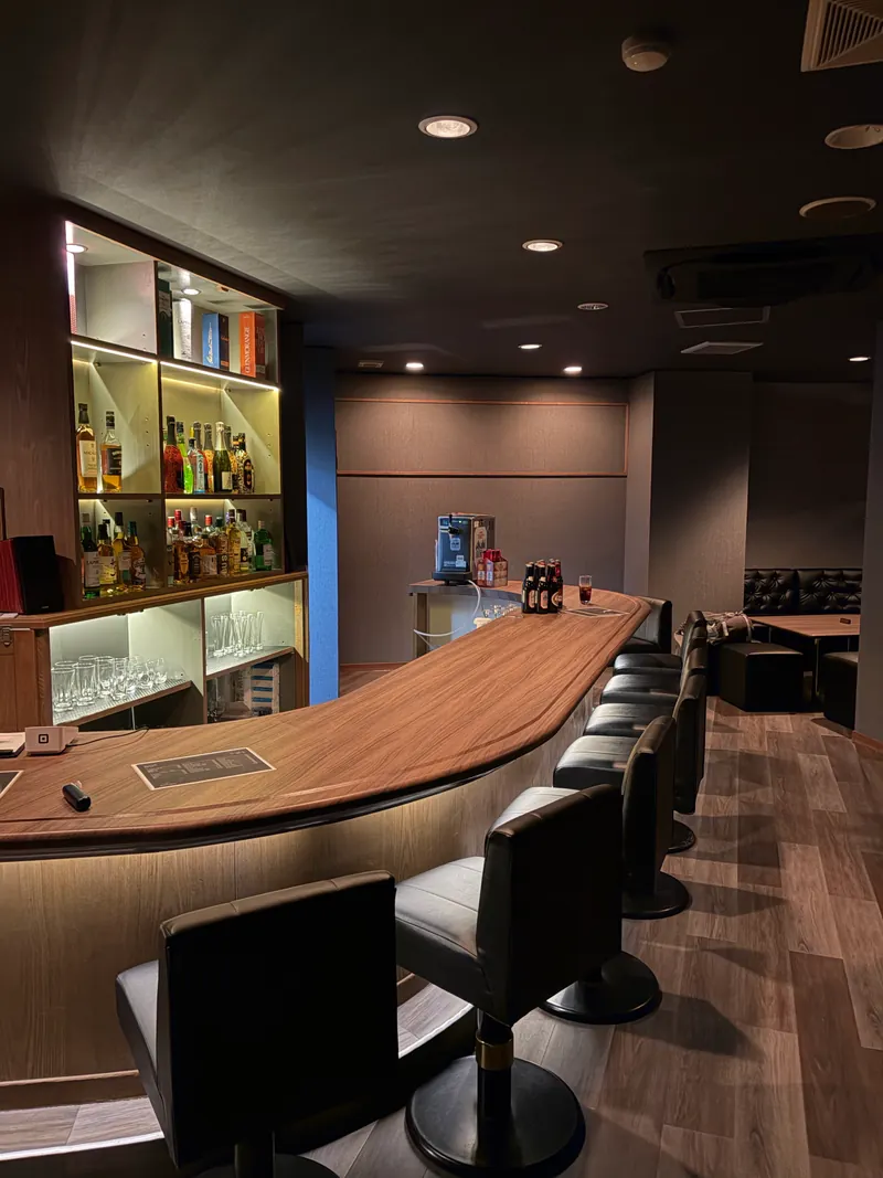 bar KURAXのカウンターと店内を入口側から見た様子